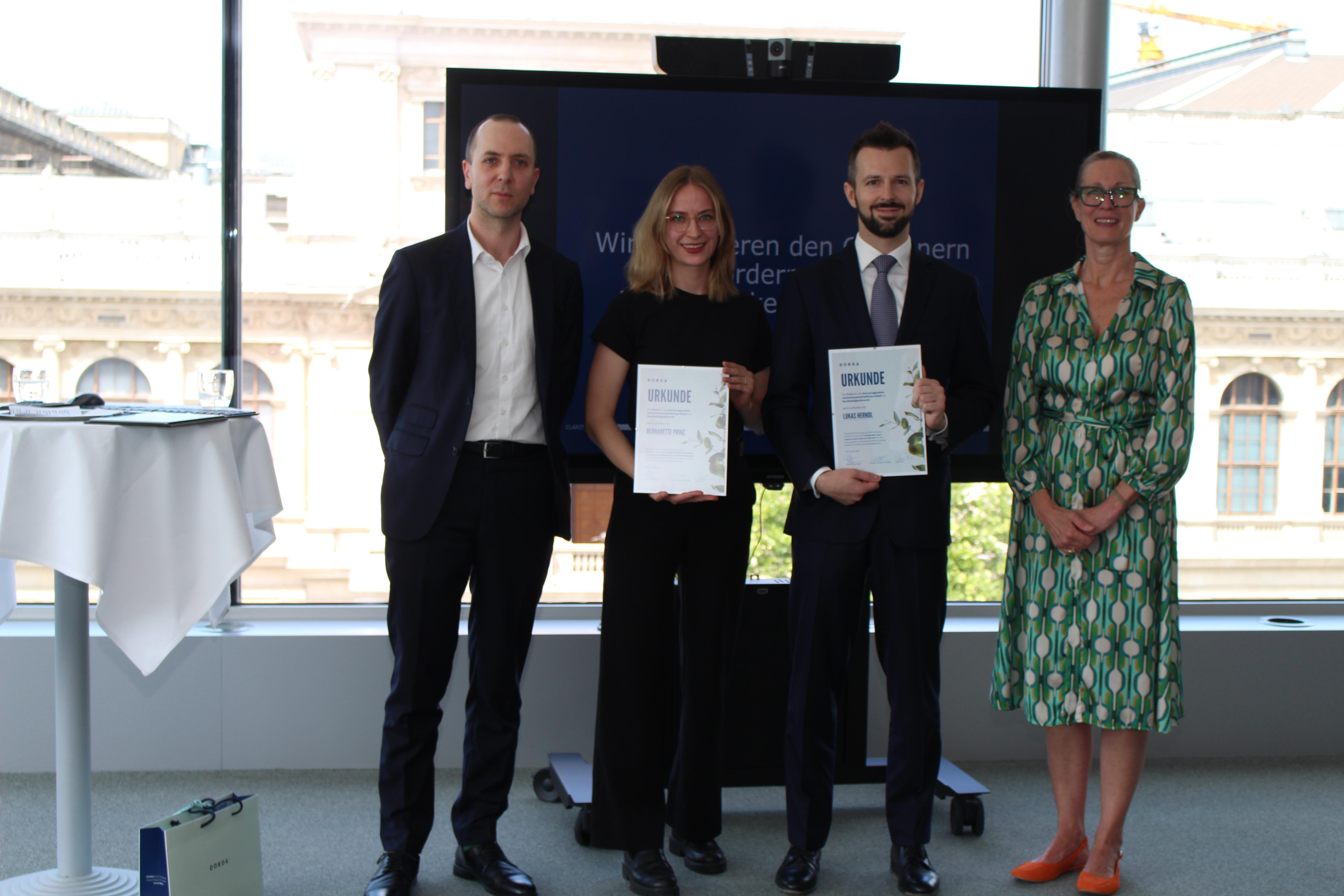 v.l.n.r: Christian Richter-Schöller (Jurymitglied DORDA), die Gewinner: Bernadette Prinz und Lukas Herndl sowie Karin Huber-Heim (Jurymitglied, Circular Economy Forum Austria)